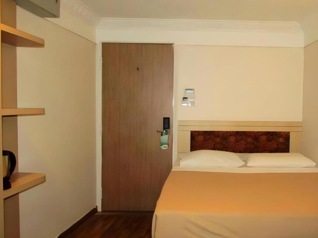 Arianna 2* Singapore